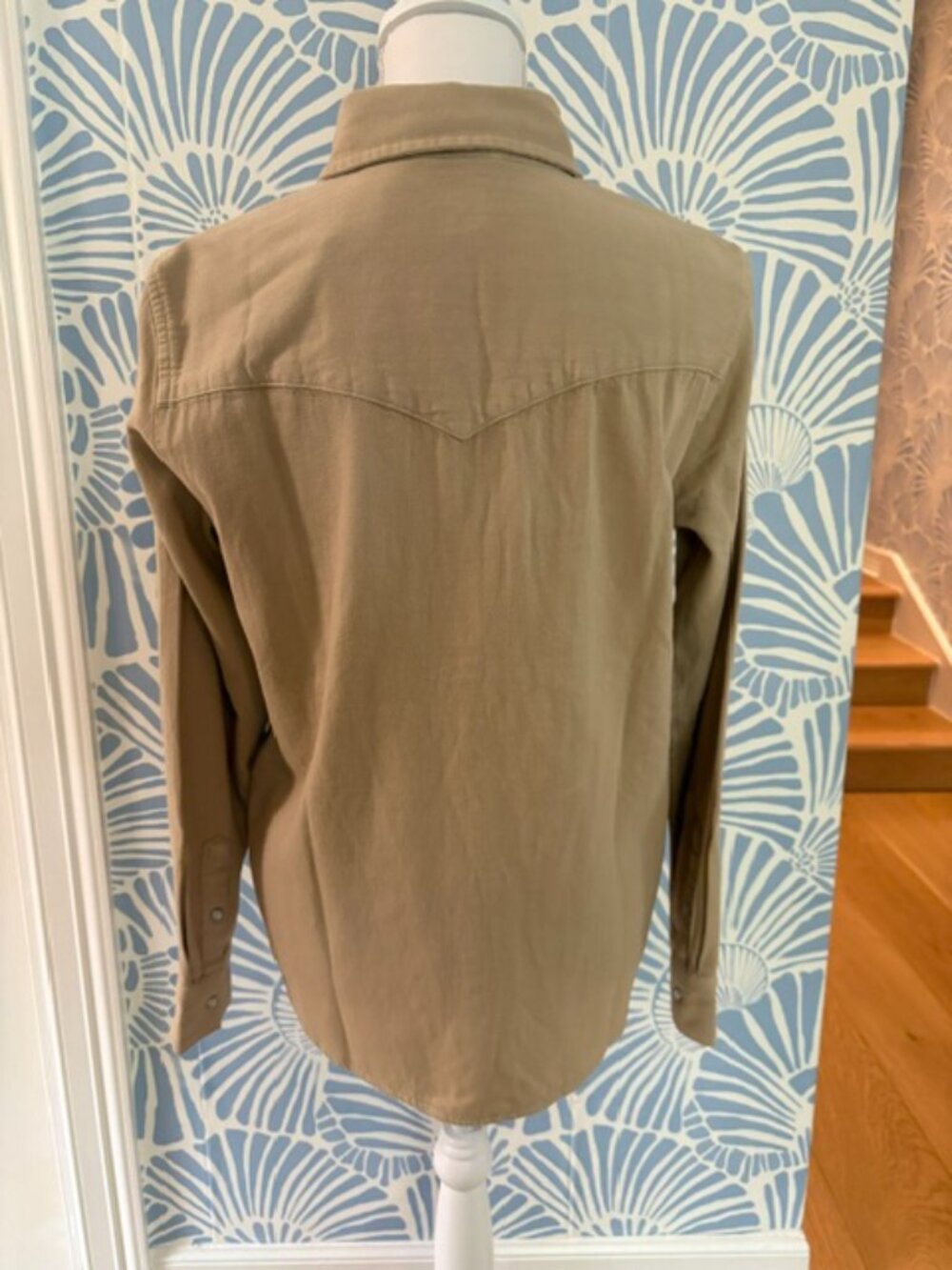 NWT Women's Tan Levi's Standard Western Fit Shirt Size Medium - Picture 4 of 6